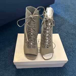 STEVE MADDEN Freemee Grey Nubuck Leather Heels Sz 8.5. Brand New. Never Worn